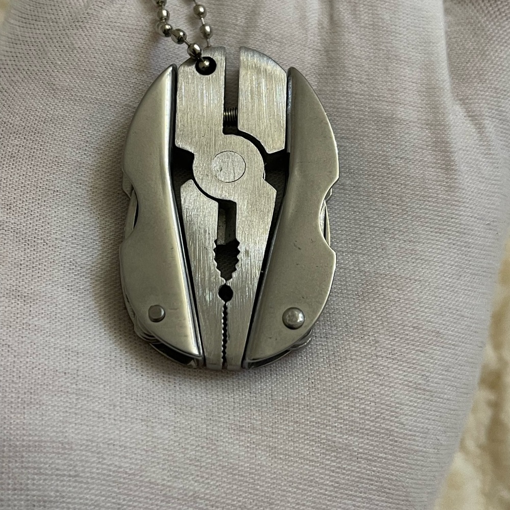 Stainless Edge EDC Multi-Tool Emergency Keychain